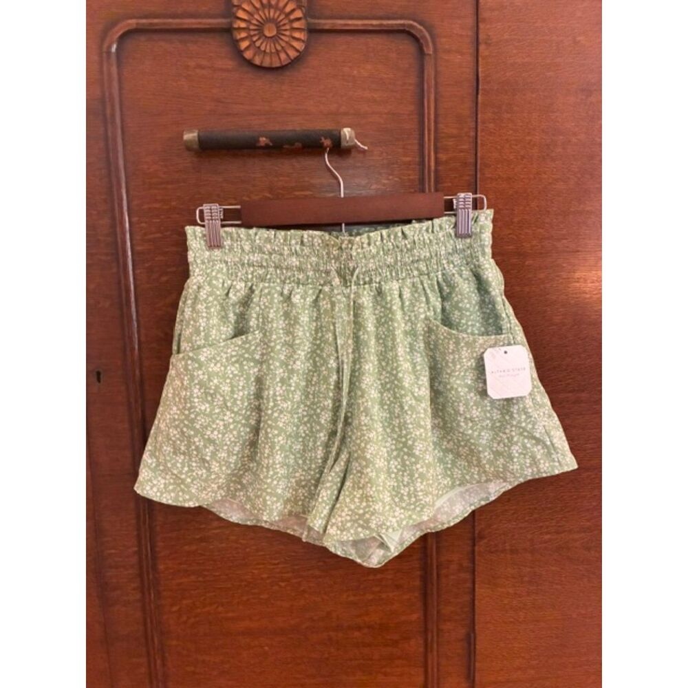 Altar'd State NWT Floral Smocked Waist Shorts Size Medium Sage Green Lined